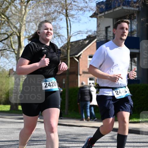 12.04.2026 - 45. Internationalen Wilhelmsburger Insellauf J. Mangold http://msf.ph/oto/9469545 12.04.2026 11:17:31 Ziel 4136, 2419, 2420, 2312, 2241, 5309, 3944, 3398, 2807, 4191, 4786, 4786, 3435, 2240, 5700, 4902, 4918 meine-sportfotos.de