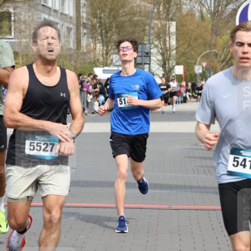 12.04.2026 - 45. Internationalen Wilhelmsburger Insellauf Strokosch-Dieckow http://msf.ph/oto/9469551 12.04.2026 12:50:24 Ziel 5527, 4505, 5146 meine-sportfotos.de