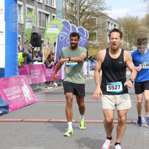 12.04.2026 - 45. Internationalen Wilhelmsburger Insellauf Strokosch-Dieckow http://msf.ph/oto/9469560 12.04.2026 12:50:25 Ziel 5527, 4505, 5146 meine-sportfotos.de