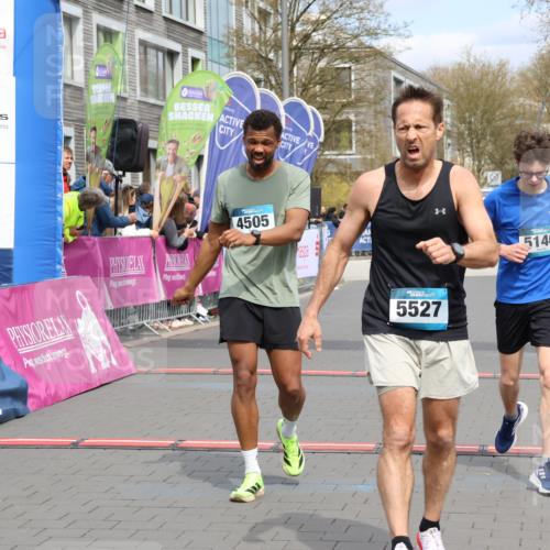 12.04.2026 - 45. Internationalen Wilhelmsburger Insellauf Strokosch-Dieckow http://msf.ph/oto/9469579 12.04.2026 12:50:25 Ziel 5527, 4505, 5146 meine-sportfotos.de