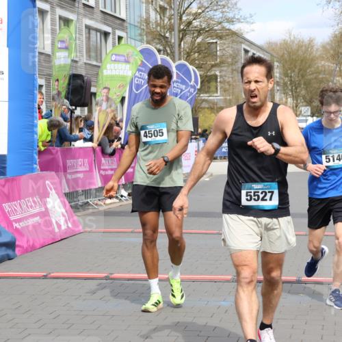 12.04.2026 - 45. Internationalen Wilhelmsburger Insellauf Strokosch-Dieckow http://msf.ph/oto/9469589 12.04.2026 12:50:25 Ziel 5527, 4505, 5146 meine-sportfotos.de