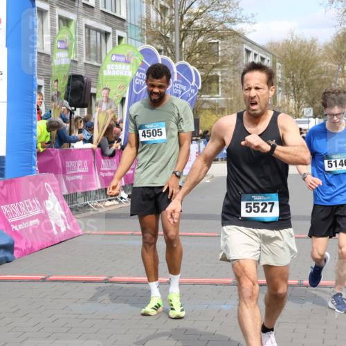 12.04.2026 - 45. Internationalen Wilhelmsburger Insellauf Strokosch-Dieckow http://msf.ph/oto/9469597 12.04.2026 12:50:25 Ziel 5527, 4505, 5146 meine-sportfotos.de