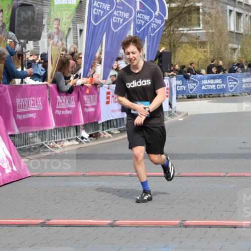 12.04.2026 - 45. Internationalen Wilhelmsburger Insellauf Strokosch-Dieckow http://msf.ph/oto/9469614 12.04.2026 12:50:34 Ziel 5280, 5483 meine-sportfotos.de