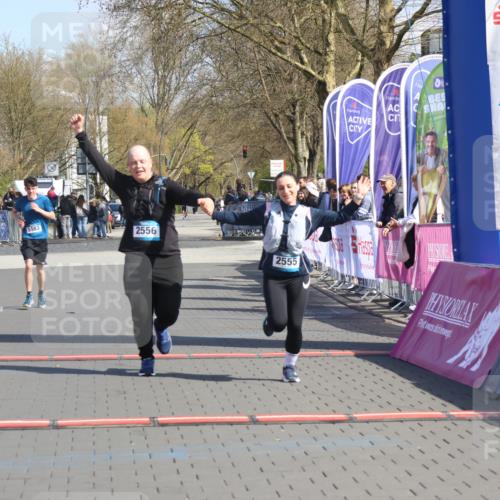 12.04.2026 - 45. Internationalen Wilhelmsburger Insellauf Strokosch-Dieckow http://msf.ph/oto/9469618 12.04.2026 11:23:56 Ziel 2556, 2555, 5583 meine-sportfotos.de
