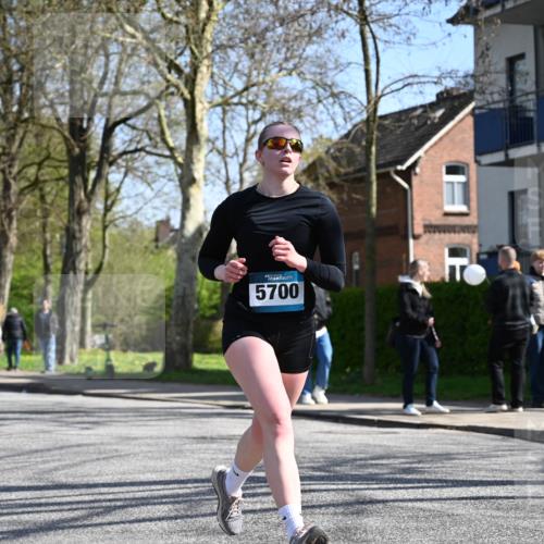 12.04.2026 - 45. Internationalen Wilhelmsburger Insellauf J. Mangold http://msf.ph/oto/9469637 12.04.2026 11:18:02 Ziel 4786, 3435, 2240, 5700, 4902, 4918, 2806, 4582, 4586, 4582, 4586, 2385, 3633 meine-sportfotos.de
