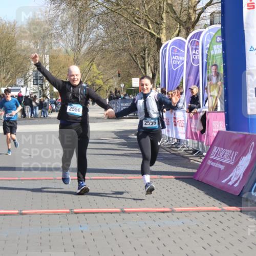 12.04.2026 - 45. Internationalen Wilhelmsburger Insellauf Strokosch-Dieckow http://msf.ph/oto/9469639 12.04.2026 11:23:56 Ziel 2556, 2555, 5583 meine-sportfotos.de