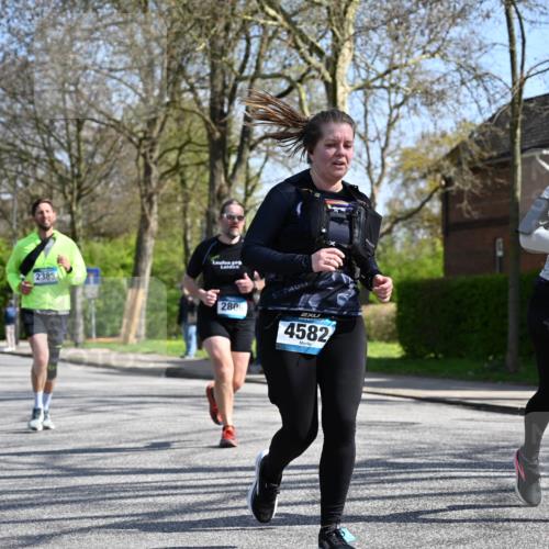 12.04.2026 - 45. Internationalen Wilhelmsburger Insellauf J. Mangold http://msf.ph/oto/9469652 12.04.2026 11:18:18 Ziel 2806, 4582, 4586, 2385, 3633, 3096, 3421, 2322, 4148, 4147, 3421, 2322, 4148, 4147, 3104, 4151 meine-sportfotos.de