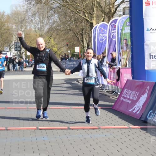 12.04.2026 - 45. Internationalen Wilhelmsburger Insellauf Strokosch-Dieckow http://msf.ph/oto/9469662 12.04.2026 11:23:56 Ziel 2556, 2555, 5583 meine-sportfotos.de