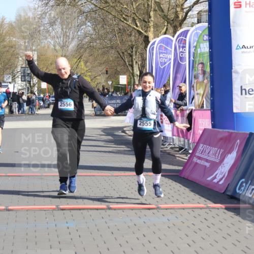 12.04.2026 - 45. Internationalen Wilhelmsburger Insellauf Strokosch-Dieckow http://msf.ph/oto/9469674 12.04.2026 11:23:56 Ziel 2556, 2555, 5583 meine-sportfotos.de