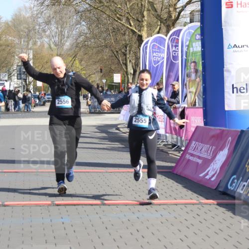 12.04.2026 - 45. Internationalen Wilhelmsburger Insellauf Strokosch-Dieckow http://msf.ph/oto/9469682 12.04.2026 11:23:56 Ziel 2556, 2555, 5583 meine-sportfotos.de