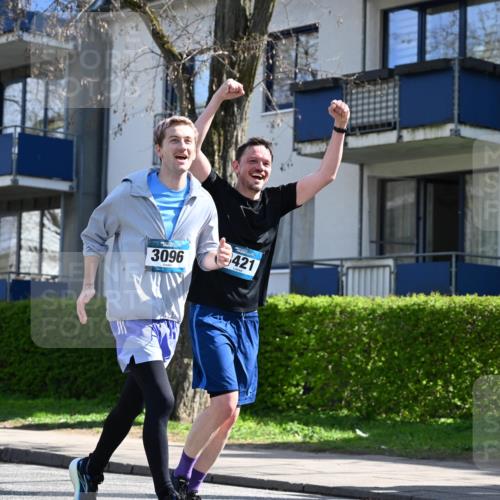 12.04.2026 - 45. Internationalen Wilhelmsburger Insellauf J. Mangold http://msf.ph/oto/9469798 12.04.2026 11:18:40 Ziel 2385, 3633, 3096, 3421, 2322, 4148, 4147, 3104, 4151, 2960, 2471 meine-sportfotos.de