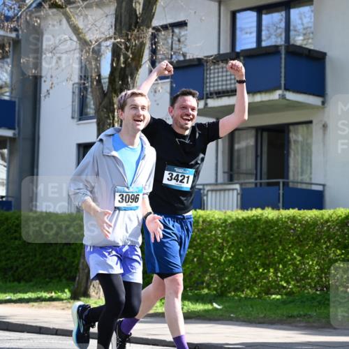 12.04.2026 - 45. Internationalen Wilhelmsburger Insellauf J. Mangold http://msf.ph/oto/9469800 12.04.2026 11:18:40 Ziel 2385, 3633, 3096, 3421, 2322, 4148, 4147, 3104, 4151, 2960, 2471 meine-sportfotos.de