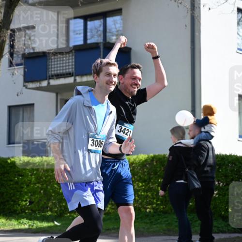 12.04.2026 - 45. Internationalen Wilhelmsburger Insellauf J. Mangold http://msf.ph/oto/9469809 12.04.2026 11:18:40 Ziel 2385, 3633, 3096, 3421, 2322, 4148, 4147, 3104, 4151, 2960, 2471 meine-sportfotos.de