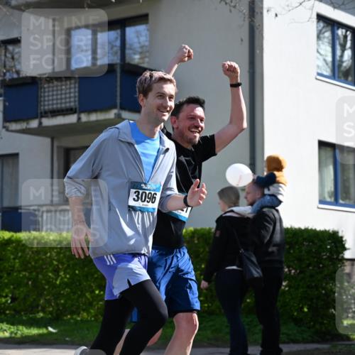 12.04.2026 - 45. Internationalen Wilhelmsburger Insellauf J. Mangold http://msf.ph/oto/9469811 12.04.2026 11:18:40 Ziel 2385, 3633, 3096, 3421, 2322, 4148, 4147, 3104, 4151, 2960, 2471 meine-sportfotos.de