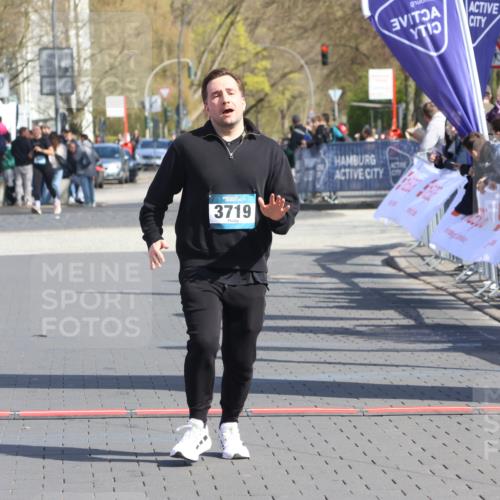 12.04.2026 - 45. Internationalen Wilhelmsburger Insellauf Strokosch-Dieckow http://msf.ph/oto/9469848 12.04.2026 11:24:47 Ziel 4450, 3719, 3690 meine-sportfotos.de