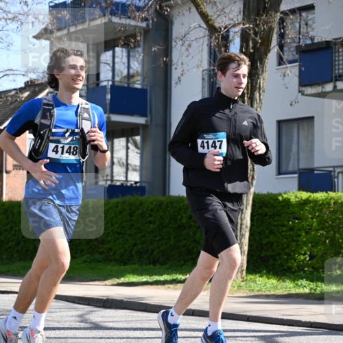 12.04.2026 - 45. Internationalen Wilhelmsburger Insellauf J. Mangold http://msf.ph/oto/9469876 12.04.2026 11:18:45 Ziel 3633, 3096, 3421, 2322, 4148, 4147, 3104, 4151, 2960, 2471, 2226, 5571 meine-sportfotos.de