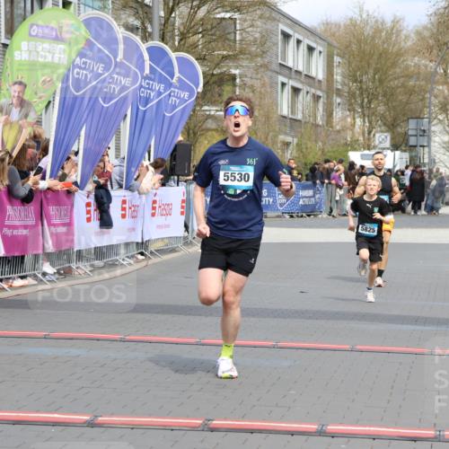 12.04.2026 - 45. Internationalen Wilhelmsburger Insellauf Strokosch-Dieckow http://msf.ph/oto/9469899 12.04.2026 12:51:15 Ziel 5530, 5825, 5411 meine-sportfotos.de