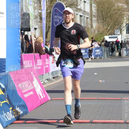 12.04.2026 - 45. Internationalen Wilhelmsburger Insellauf Strokosch-Dieckow http://msf.ph/oto/9469946 12.04.2026 11:24:49 Ziel 4450, 3719, 3690 meine-sportfotos.de