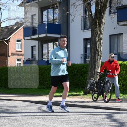 12.04.2026 - 45. Internationalen Wilhelmsburger Insellauf J. Mangold http://msf.ph/oto/9469968 12.04.2026 11:19:11 Ziel 2960, 2471, 2226, 5571, 5035, 5035, 4520, 3124, 3123, 2581, 2788, 4614 meine-sportfotos.de