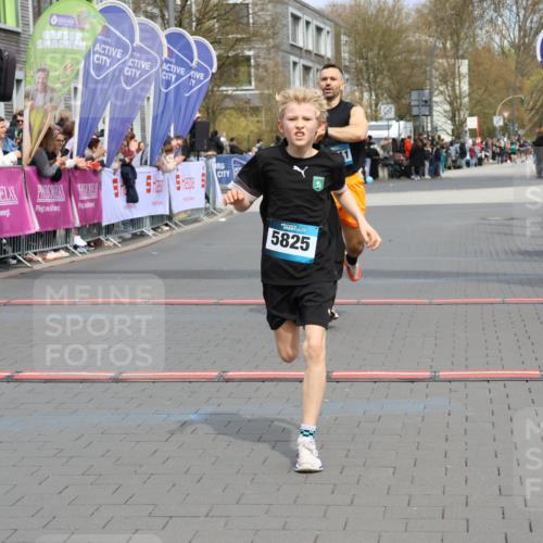 12.04.2026 - 45. Internationalen Wilhelmsburger Insellauf Strokosch-Dieckow http://msf.ph/oto/9470033 12.04.2026 12:51:19 Ziel 5530, 5825, 5411 meine-sportfotos.de