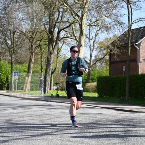 12.04.2026 - 45. Internationalen Wilhelmsburger Insellauf J. Mangold http://msf.ph/oto/9470036 12.04.2026 11:19:16 Ziel 2471, 2226, 5571, 5035, 4520, 3124, 3123, 3124, 3123, 2581, 2788, 4614, 2318 meine-sportfotos.de