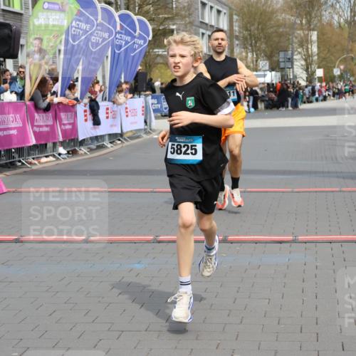 12.04.2026 - 45. Internationalen Wilhelmsburger Insellauf Strokosch-Dieckow http://msf.ph/oto/9470092 12.04.2026 12:51:19 Ziel 5530, 5825, 5411 meine-sportfotos.de