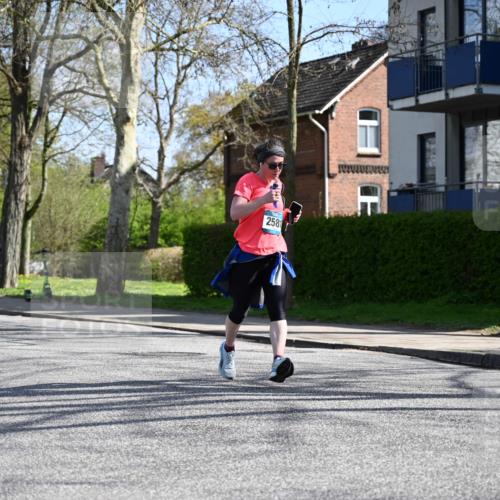 12.04.2026 - 45. Internationalen Wilhelmsburger Insellauf J. Mangold http://msf.ph/oto/9470128 12.04.2026 11:19:33 Ziel 5571, 5035, 4520, 3124, 3123, 2581, 2788, 2788, 4614, 2318, 4058, 3707, 4446, 4165 meine-sportfotos.de