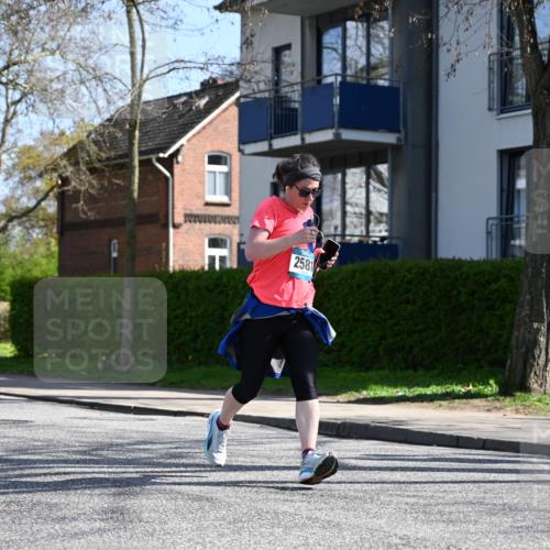 12.04.2026 - 45. Internationalen Wilhelmsburger Insellauf J. Mangold http://msf.ph/oto/9470152 12.04.2026 11:19:33 Ziel 5571, 5035, 4520, 3124, 3123, 2581, 2788, 2788, 4614, 2318, 4058, 3707, 4446, 4165 meine-sportfotos.de