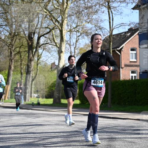 12.04.2026 - 45. Internationalen Wilhelmsburger Insellauf J. Mangold http://msf.ph/oto/9470185 12.04.2026 11:19:44 Ziel 2581, 2788, 4614, 2318, 4058, 4058, 3707, 4446, 4165 meine-sportfotos.de