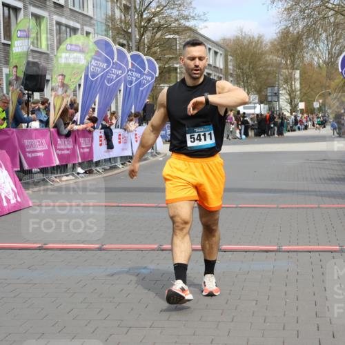 12.04.2026 - 45. Internationalen Wilhelmsburger Insellauf Strokosch-Dieckow http://msf.ph/oto/9470240 12.04.2026 12:51:21 Ziel 5825, 5411 meine-sportfotos.de