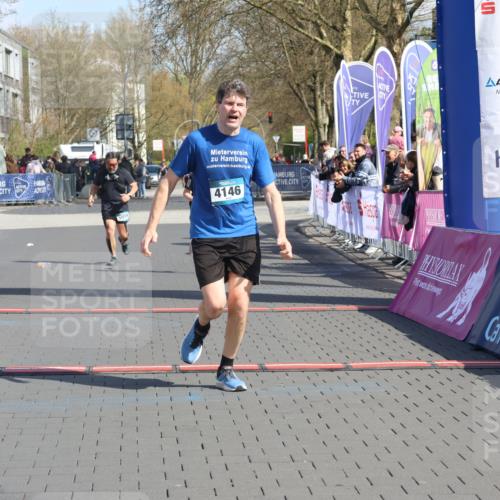 12.04.2026 - 45. Internationalen Wilhelmsburger Insellauf Strokosch-Dieckow http://msf.ph/oto/9470241 12.04.2026 11:25:34 Ziel 4146, 4519, 5559 meine-sportfotos.de
