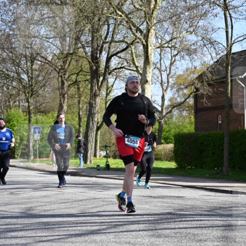 12.04.2026 - 45. Internationalen Wilhelmsburger Insellauf J. Mangold http://msf.ph/oto/9470278 12.04.2026 11:19:47 Ziel 2581, 2788, 4614, 2318, 4058, 3707, 4446, 4165, 3707, 4446, 4165 meine-sportfotos.de