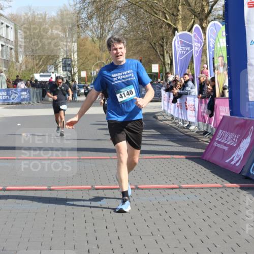 12.04.2026 - 45. Internationalen Wilhelmsburger Insellauf Strokosch-Dieckow http://msf.ph/oto/9470315 12.04.2026 11:25:34 Ziel 4146, 4519, 5559 meine-sportfotos.de