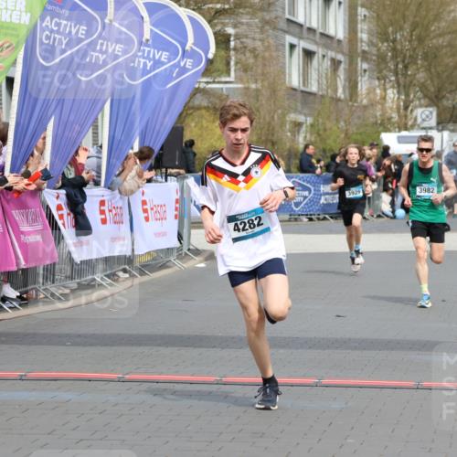 12.04.2026 - 45. Internationalen Wilhelmsburger Insellauf Strokosch-Dieckow http://msf.ph/oto/9470356 12.04.2026 12:51:37 Ziel 4282, 3982, 3925 meine-sportfotos.de