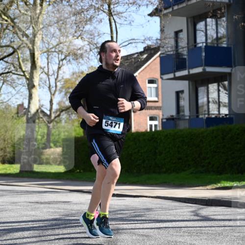 12.04.2026 - 45. Internationalen Wilhelmsburger Insellauf J. Mangold http://msf.ph/oto/9470412 12.04.2026 11:20:38 Ziel 4374, 4258, 4257, 5471, 3873, 5558, 3610 meine-sportfotos.de