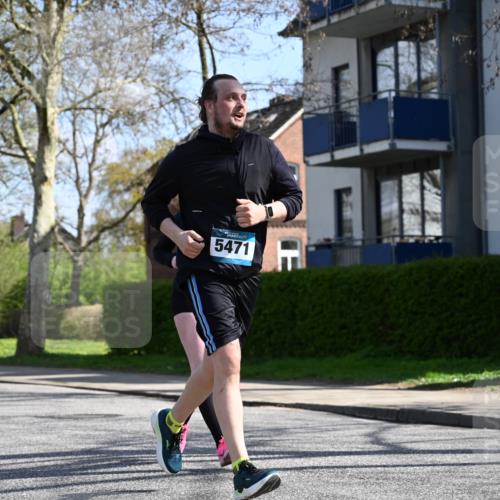 12.04.2026 - 45. Internationalen Wilhelmsburger Insellauf J. Mangold http://msf.ph/oto/9470414 12.04.2026 11:20:38 Ziel 4374, 4258, 4257, 5471, 3873, 5558, 3610 meine-sportfotos.de
