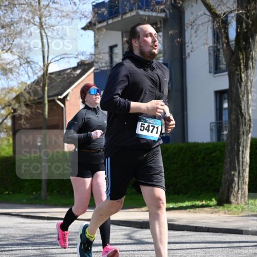 12.04.2026 - 45. Internationalen Wilhelmsburger Insellauf J. Mangold http://msf.ph/oto/9470426 12.04.2026 11:20:38 Ziel 4374, 4258, 4257, 5471, 3873, 5558, 3610 meine-sportfotos.de