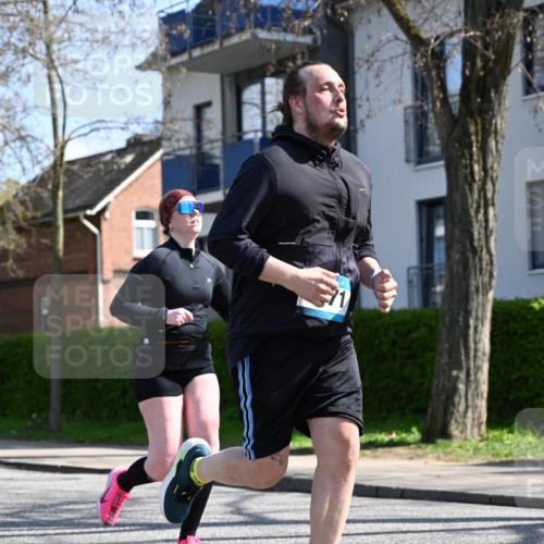 12.04.2026 - 45. Internationalen Wilhelmsburger Insellauf J. Mangold http://msf.ph/oto/9470428 12.04.2026 11:20:38 Ziel 4374, 4258, 4257, 5471, 3873, 5558, 3610 meine-sportfotos.de