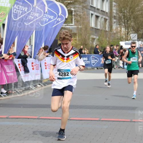 12.04.2026 - 45. Internationalen Wilhelmsburger Insellauf Strokosch-Dieckow http://msf.ph/oto/9470431 12.04.2026 12:51:37 Ziel 4282, 3982, 3925 meine-sportfotos.de