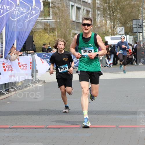 12.04.2026 - 45. Internationalen Wilhelmsburger Insellauf Strokosch-Dieckow http://msf.ph/oto/9470446 12.04.2026 12:51:39 Ziel 4282, 3982, 3925 meine-sportfotos.de