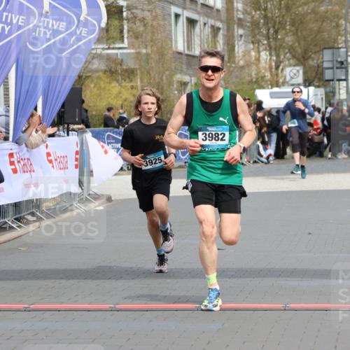 12.04.2026 - 45. Internationalen Wilhelmsburger Insellauf Strokosch-Dieckow http://msf.ph/oto/9470458 12.04.2026 12:51:40 Ziel 4282, 3982, 3925 meine-sportfotos.de