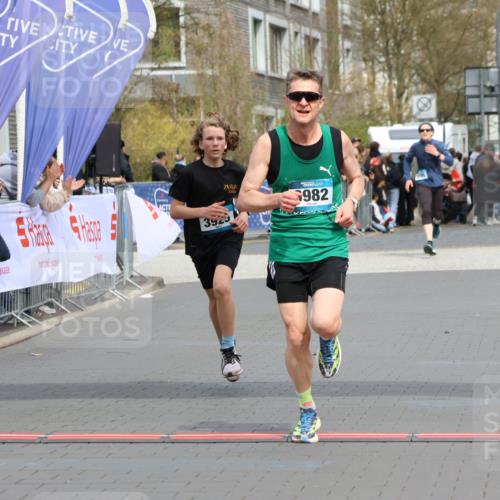12.04.2026 - 45. Internationalen Wilhelmsburger Insellauf Strokosch-Dieckow http://msf.ph/oto/9470470 12.04.2026 12:51:40 Ziel 4282, 3982, 3925 meine-sportfotos.de