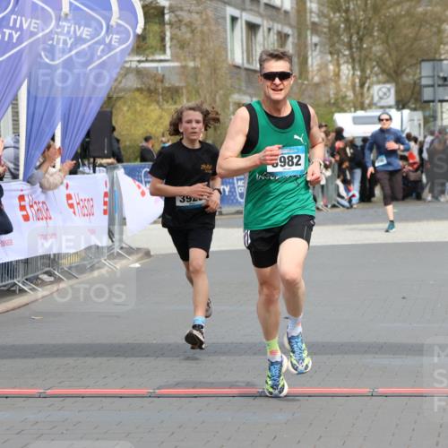 12.04.2026 - 45. Internationalen Wilhelmsburger Insellauf Strokosch-Dieckow http://msf.ph/oto/9470482 12.04.2026 12:51:40 Ziel 4282, 3982, 3925 meine-sportfotos.de