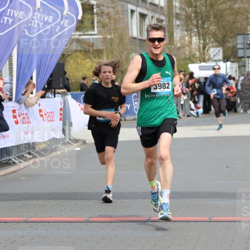 12.04.2026 - 45. Internationalen Wilhelmsburger Insellauf Strokosch-Dieckow http://msf.ph/oto/9470495 12.04.2026 12:51:40 Ziel 4282, 3982, 3925 meine-sportfotos.de
