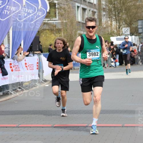 12.04.2026 - 45. Internationalen Wilhelmsburger Insellauf Strokosch-Dieckow http://msf.ph/oto/9470520 12.04.2026 12:51:40 Ziel 4282, 3982, 3925 meine-sportfotos.de