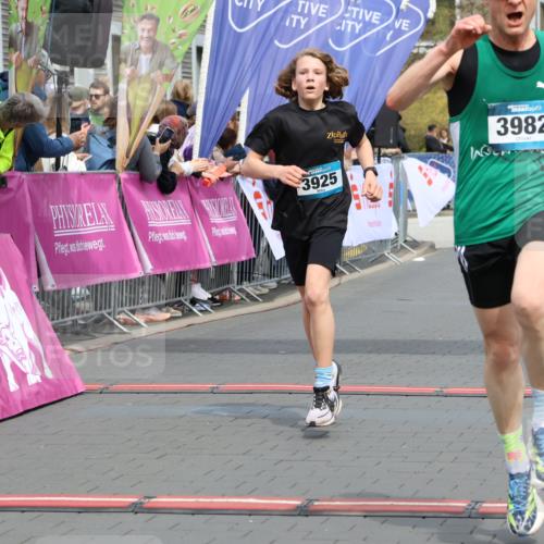 12.04.2026 - 45. Internationalen Wilhelmsburger Insellauf Strokosch-Dieckow http://msf.ph/oto/9470555 12.04.2026 12:51:41 Ziel 4282, 3982, 3925 meine-sportfotos.de