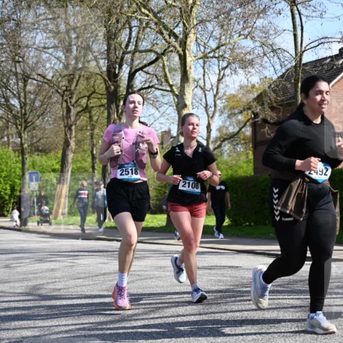 12.04.2026 - 45. Internationalen Wilhelmsburger Insellauf J. Mangold http://msf.ph/oto/9470612 12.04.2026 11:21:39 Ziel 3537, 3205, 2588, 2518, 2108, 2492, 2466, 4699, 2146, 4813, 2146, 4813, 3579 meine-sportfotos.de