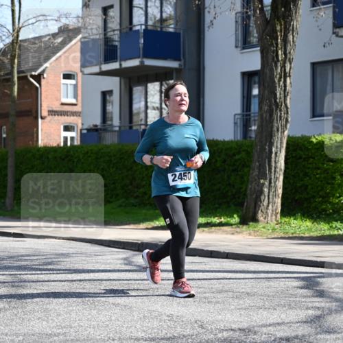 12.04.2026 - 45. Internationalen Wilhelmsburger Insellauf J. Mangold http://msf.ph/oto/9470702 12.04.2026 11:22:46 Ziel 2450, 2928, 2928, 2929, 2929, 5253 meine-sportfotos.de