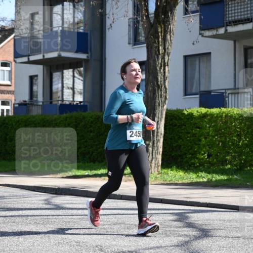 12.04.2026 - 45. Internationalen Wilhelmsburger Insellauf J. Mangold http://msf.ph/oto/9470709 12.04.2026 11:22:47 Ziel 2450, 2928, 2929, 5253, 5253, 3273 meine-sportfotos.de