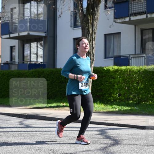 12.04.2026 - 45. Internationalen Wilhelmsburger Insellauf J. Mangold http://msf.ph/oto/9470711 12.04.2026 11:22:47 Ziel 2450, 2928, 2929, 5253, 5253, 3273 meine-sportfotos.de